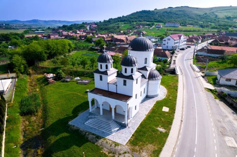Se sfințește noua biserică de la Păuca