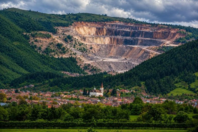 Proiectul uzinei de magneziu din Mărginime, blocat la Săliște. Primarul Răcuciu propune azi respingerea concesionării terenului către Mineral Proiect Invest. Primarul din Rășinari o „scaldă” în continuare și nu organizează o dezbatere publică