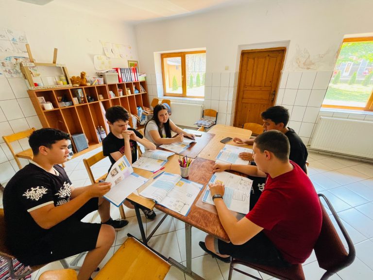 FOTO: Cum înveți un copil să pună întrebări înainte să creadă ce vede online. Proiect derulat în trei sate din Sibiu