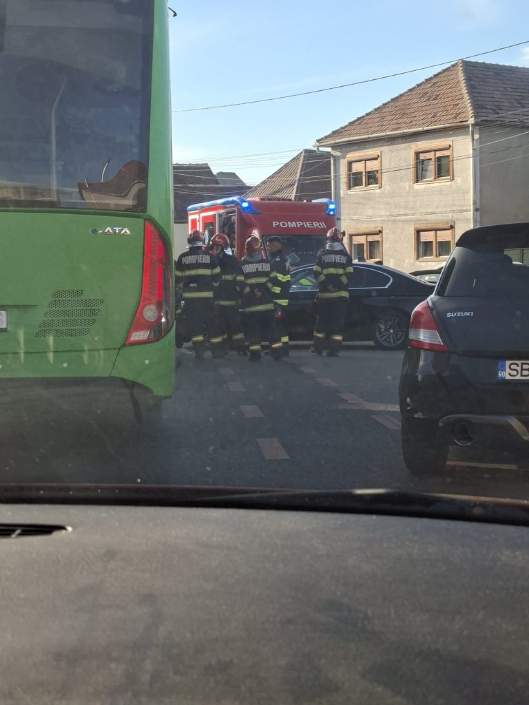 FOTO/ULTIMA ORĂ: Autoturism și autobuz, implicate într-un accident la Sibiu