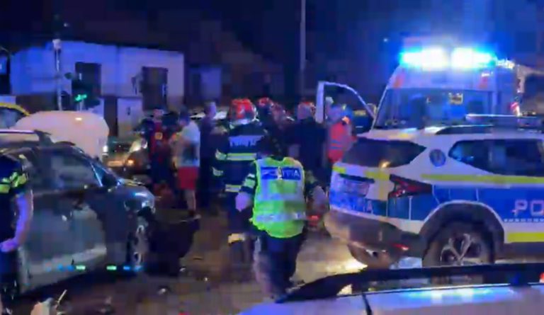 VIDEO/ULTIMA ORĂ: Mașină de poliție, implicată într-un ACCIDENT în Sibiu. 5 răniți, la spital