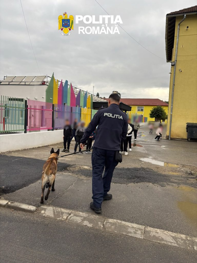 FOTO: Au intrat în școli și au verificat tot ce era în jurul lor. Ce au descoperit polițiștii sibieni