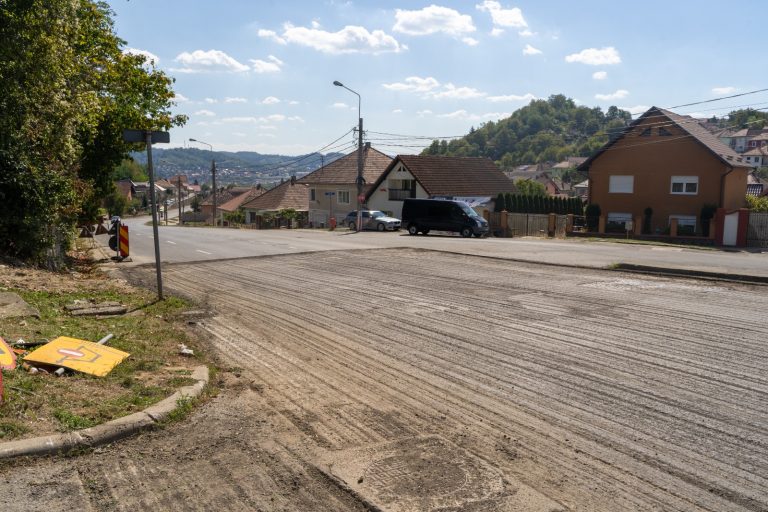 FOTO: Mediașul schimbă fața a două străzi. Panait Cernea este aproape gata, Baznei intră la asfaltare