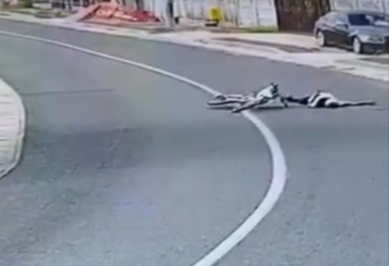 VIDEO: A CĂZUT LAT în mijlocul șoselei de beat ce era. Noroc mare pentru un bărbat