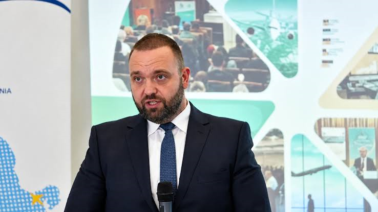 Cine este românul care câștigă peste 134.000 de lei brut pe lună de la trei companii de stat
