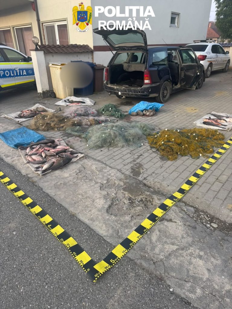 FOTO: Captură de 44 de kilograme de pește și echipamente confiscate. Doi bărbați, reținuți pentru braconaj/UPDATE: Braconierii vor fi cercetați sub control judiciar