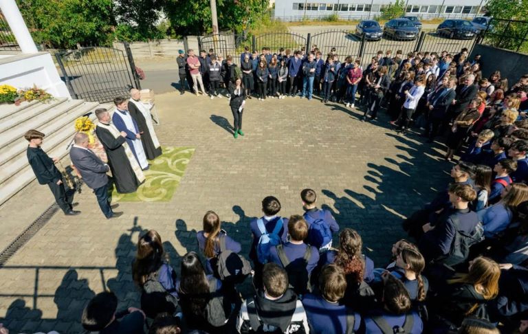 FOTO – Un nou început pentru o capelă din Mediaș: elevii CȘNG au pus umărul la renașterea unui loc al credinței