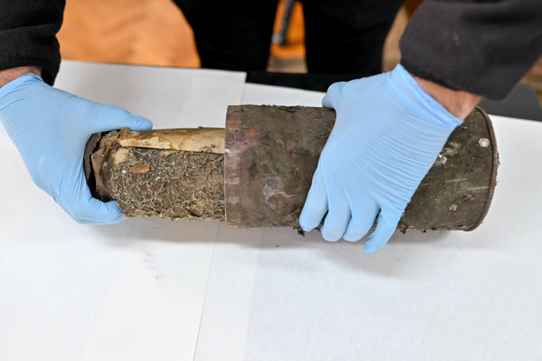 FOTO: CAPSULA TIMPULUI, descoperită la Sibiu! Documente de peste 100 de ani, găsite în acoperișul Turnului Sfatului