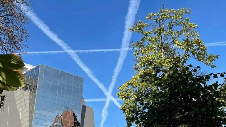 VIDEO: Avionul, marele SUSPECT de pe cer: cine lasă dârele albe și de ce nu dispar? Chemtrails: conspirația care confundă vaporii de apă cu o operațiune secretă
