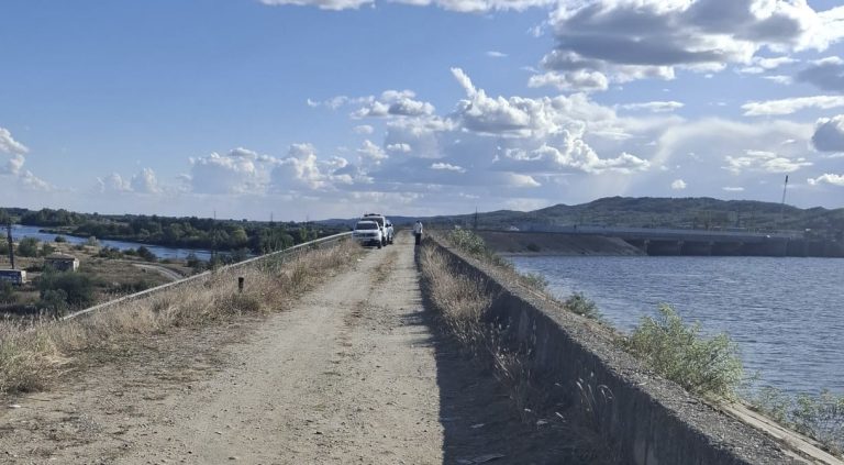 FOTO/ULTIMA ORĂ: Tânără UCISĂ, descoperită într-o VALIZĂ pe râul Olt