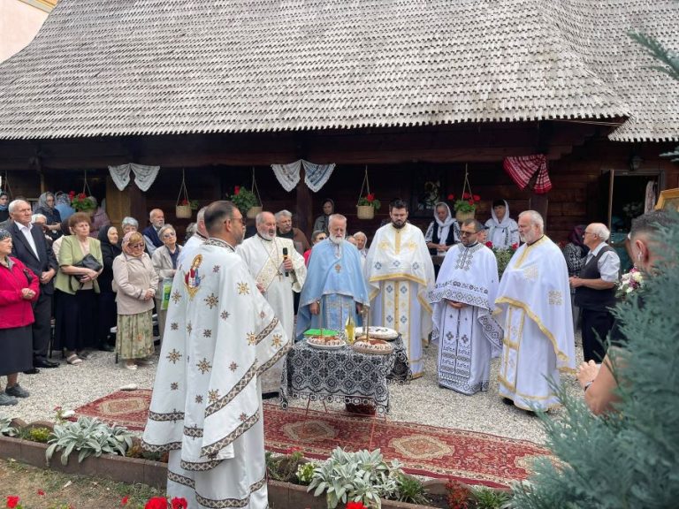 Bisericuța din curtea Spitalului Județean și-a sărbătorit azi hramul. Și i-a răsplătit cu diplome pe binefăcători