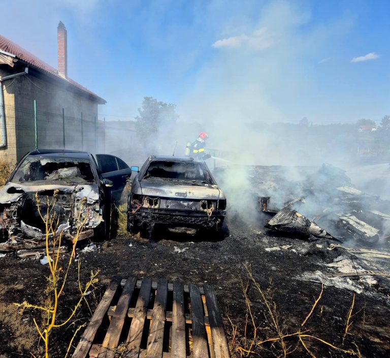 FOTO: Focul A DISTRUS 3 mașini în județul Sibiu