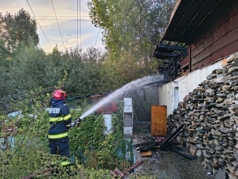 FOTO/ULTIMA ORĂ – Casă cuprinsă de un incendiu puternic în Sibiu. Pompierii au mobilizat forțe importante