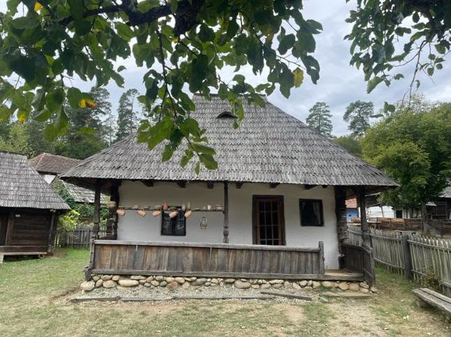 FOTO: Vizitatorii devin meșteri pentru o zi la Muzeul ASTRA. Un nou spațiu educațional se construiește împreună