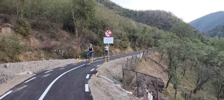Dincolo de panglică: noua pistă de biciclete din Sadu s-a umplut deja de copii