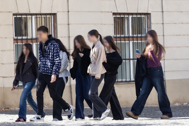 FOTO: Sibiul s-a îmbrăcat în negru. Protestul elevilor împotriva uniformelor obligatorii