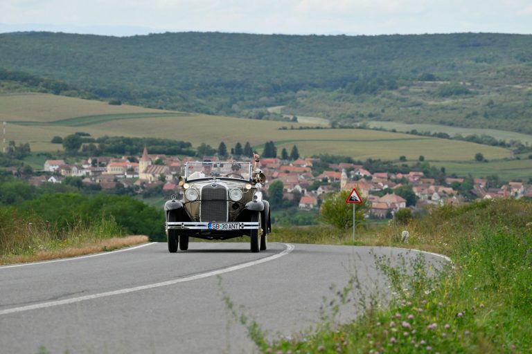 O paradă a legendelor auto la Sibiu: 41 de mașini istorice pornesc într-un traseu de 430 km. Un fost PREMIER, printre participanți