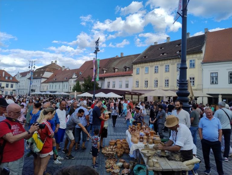La Târgul Olarilor unii meșteri vin, an de an, de aproape trei-patru decenii. Vezi care sunt premianții acestei ediții