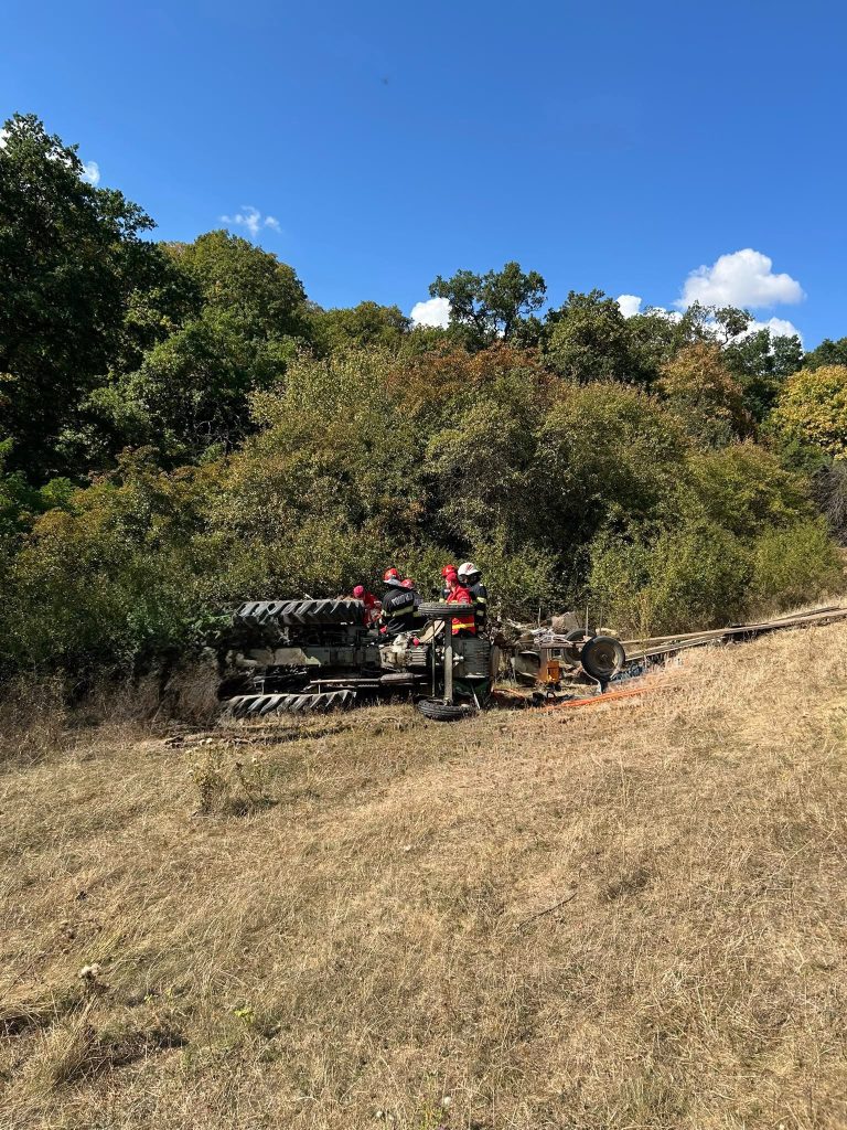 FOTO/ULTIMA ORĂ – Clipe dramatice la Cristian: tractor răsturnat, un bărbat în stare critică