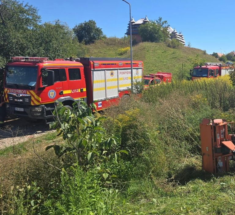 FOTO/ULTIMA ORĂ: DRAMĂ în Brateiu: un bărbat A MURIT după ce s-a răsturnat cu tractorul