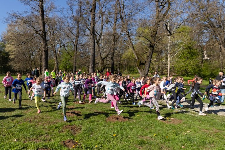 Mișcare, distracție și premii surpriză: Crosul Copiilor Sibiu revine în Parcul Sub Arini în această toamnă!