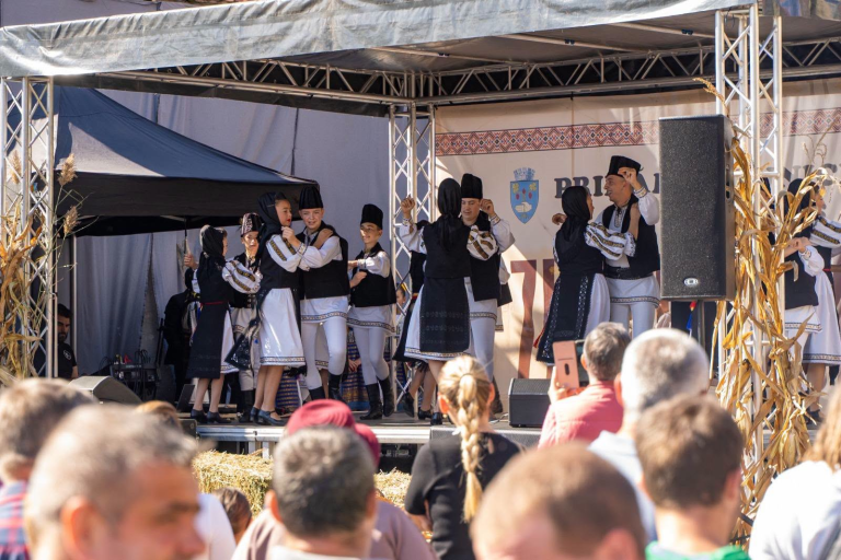 FOTO: Must, pâine de casă, zacuscă și muzică populară: atmosfera de poveste de la Ighișu Nou