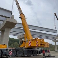 Autostrada A1 Sibiu-Pitești: lucrările avansează pe șantierul Margina-Holdea - Se montează grinzile la pasaj și viaducte
