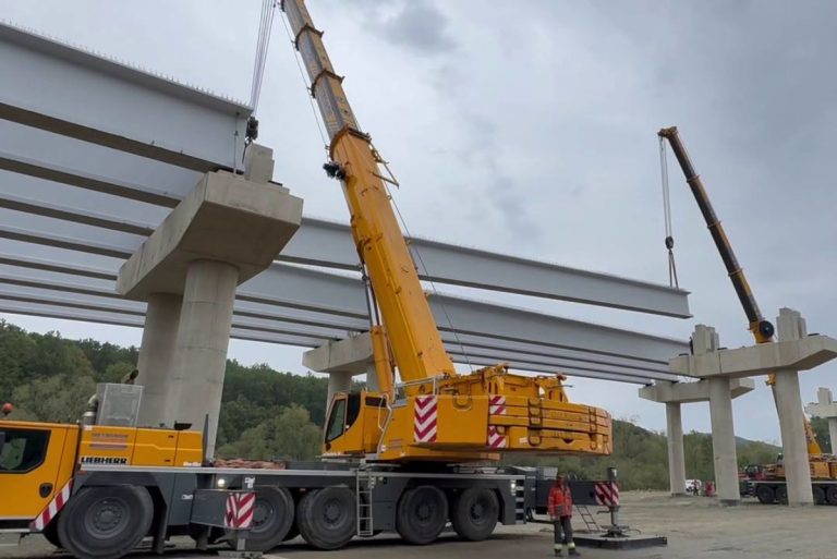 Autostrada A1 Sibiu-Pitești: lucrările avansează pe șantierul Margina-Holdea - Se montează grinzile la pasaj și viaducte