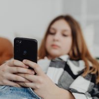 Meta schimbă regulile pentru adolescenți: limită de două ore pe Facebook și Instagram și acces blocat noaptea