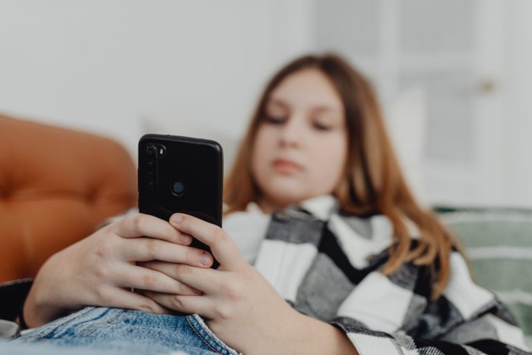 Meta schimbă regulile pentru adolescenți: limită de două ore pe Facebook și Instagram și acces blocat noaptea