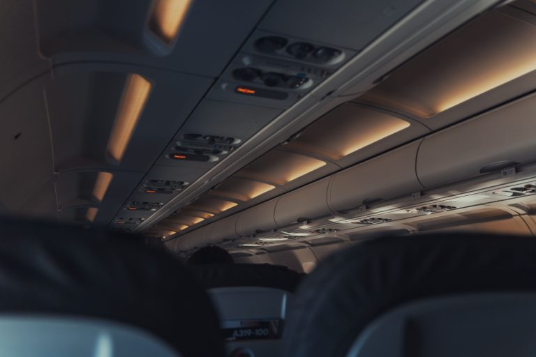 De ce se sting luminile din avion la decolare și aterizare? Motivul are legătură cu siguranța pasagerilor