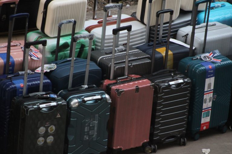 Ce obiecte poți lua în avion? Un pilot explică regulile pentru foarfeci, medicamente, mâncare și baterii externe