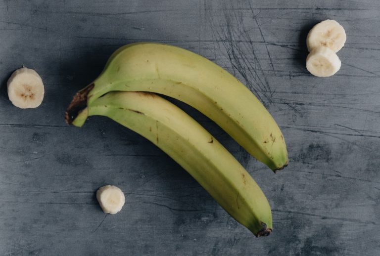 Firele albe de pe banană au beneficii pentru sănătate. De ce nu ar trebui să le mai arunci