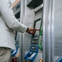 Reguli noi la bancomate în România: clienții ar putea retrage orice sumă, indiferent de bancă