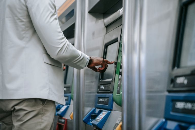 Reguli noi la bancomate în România: clienții ar putea retrage orice sumă, indiferent de bancă