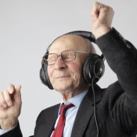 A împlinit 100 de ani și dansează în fiecare sâmbătă. Secretul longevității lui: mersul pe jos, grădina și un pahar de vin