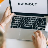UE vrea reguli mai stricte pentru angajatori: stresul, volumul de muncă și burnout-ul, în atenția autorităților