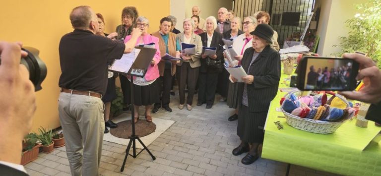 VIDEO. Seniorii de la Centrul Social Catedral „Sf. Treime” din Sibiu și-au deschis porțile. Și au oferit un adevărat moment artistic