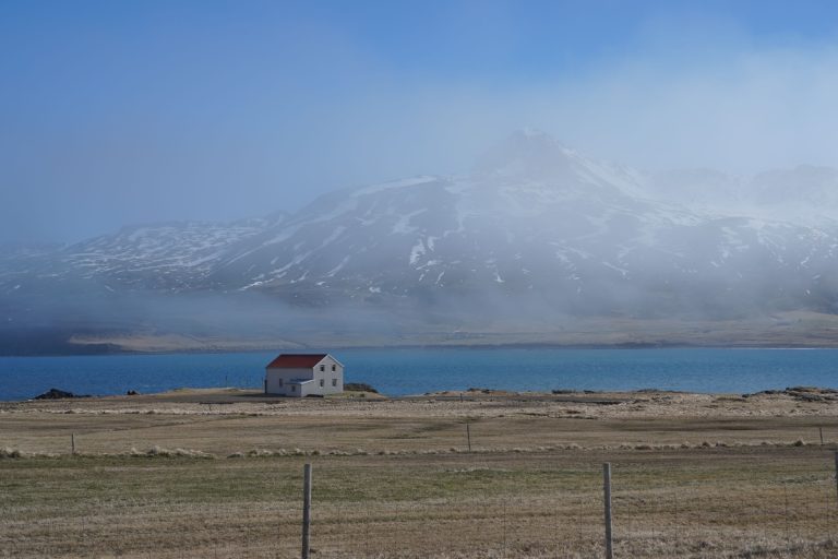 Casa misterioasă de pe insula Elliðaey din Islanda. Adevărul din spatele celei mai izolate locuințe