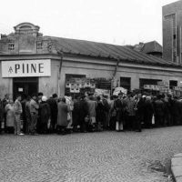Cât costa viața în România lui 1989: ce puteai cumpăra cu un salariu de 3.000 de lei