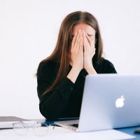 Sindromul post-concediu: de ce ne simțim obosiți și fără chef după vacanță și cum revenim mai ușor la serviciu