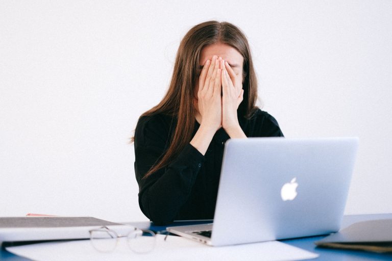 Sindromul post-concediu: de ce ne simțim obosiți și fără chef după vacanță și cum revenim mai ușor la serviciu