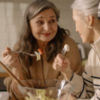 Dieta care poate reduce vârsta biologică în doar patru săptămâni - Ce au mâncat 104 adulți și ce alimente au făcut diferența