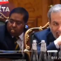 Summitul BRICS: Diplomat indian, surprins în timp ce mănâncă toate nucile din bolul de pe masă și își linge și degetele