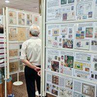 Expoziție națională de filatelie, la Biblioteca ASTRA Sibiu: istoria orașului, descoperită prin timbre și piese de colecție