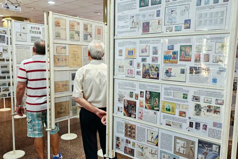 Expoziție națională de filatelie, la Biblioteca ASTRA Sibiu: istoria orașului, descoperită prin timbre și piese de colecție