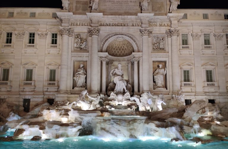 Ce se întâmplă cu banii aruncați în Fontana di Trevi. Turiștii lasă anual circa 1,5 milioane de euro la Roma