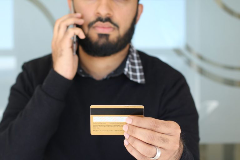 „Phantom scam”, noua fraudă care te face să-ți furi singur banii. Cum funcționează și cum te protejezi