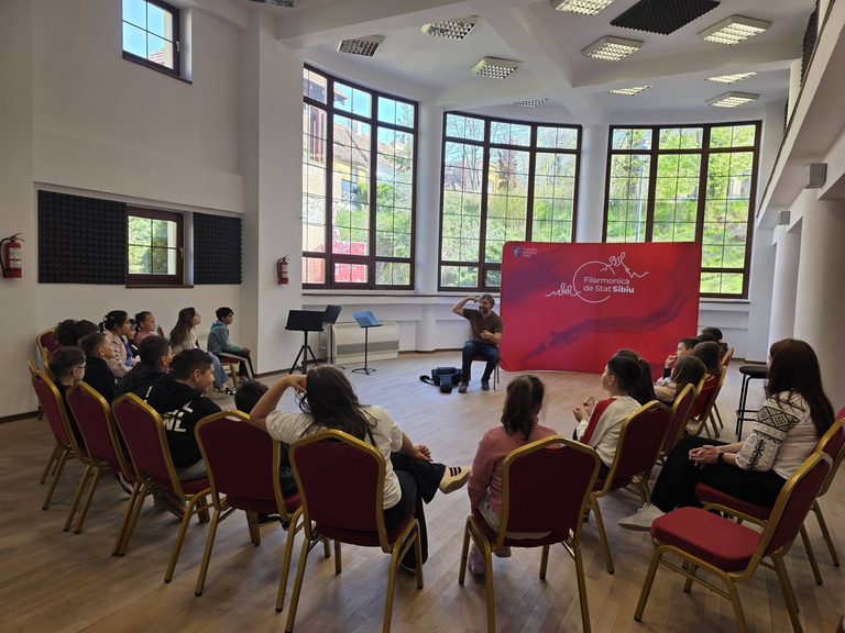 Record de participare la Filarmonica de Stat Sibiu: 1.170 de elevi au descoperit magia muzicii clasice prin proiectul Asociației Sibiu Junior