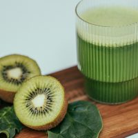 Kiwi verde, recunoscut de Comisia Europeană pentru beneficiile asupra funcției intestinale. Câte fructe sunt recomandate zilnic